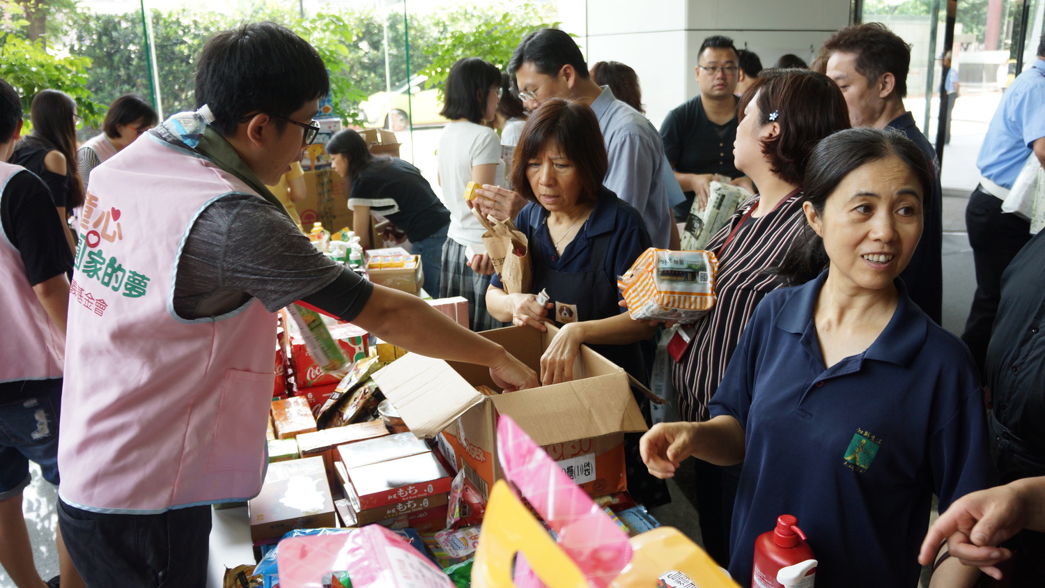 結合育幼院舉辦義賣，提升孩子生活品質
